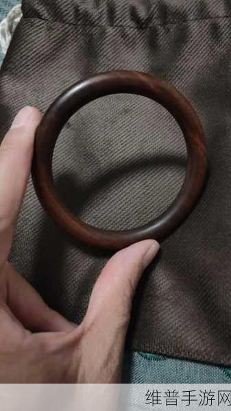 花楼女子檀木板下翘红痕:1. 花楼女子檀木板下的红痕之谜