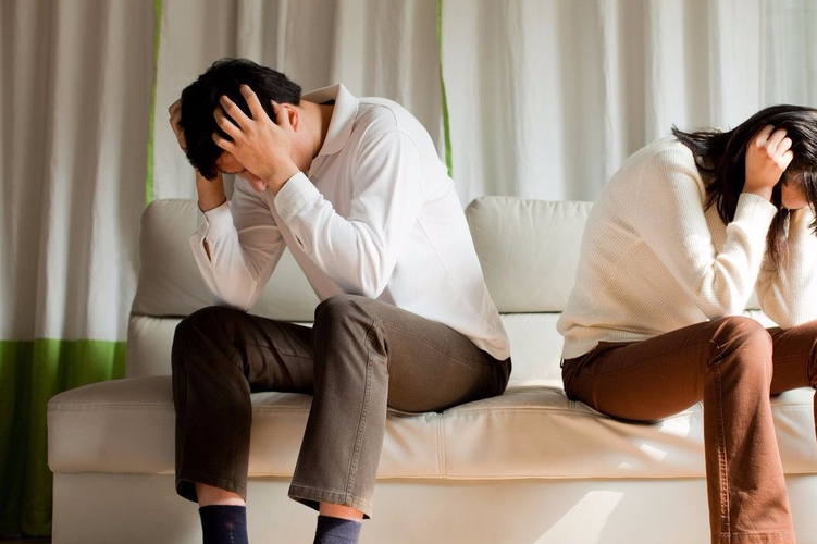 男人和女人一起对愁愁的：当然可以！以下是一些关于男人和女人共同面对困难的标题建议，均不少于10个字：