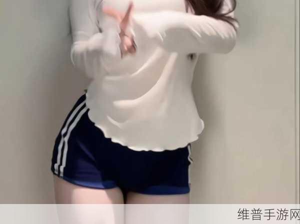 同桌小兔兔在衬衫里抖来抖去：同桌小兔兔在衬衫里欢快抖动，仿佛跳舞的小精灵