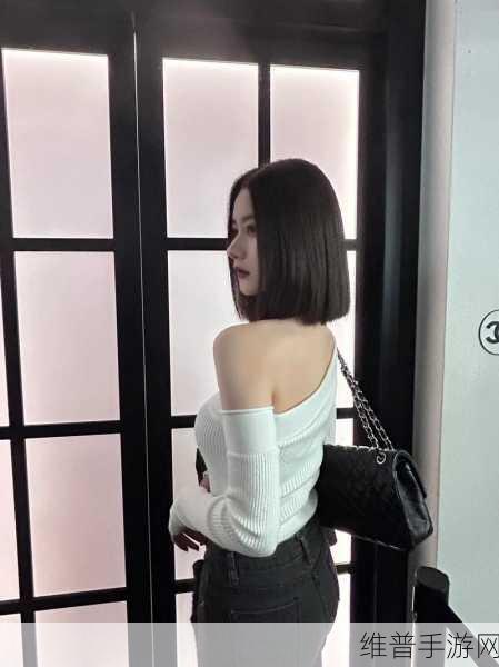 同桌的大兔子在衬衫里抖来：同桌的大兔子在衬衫里欢快地蹦跳着，真有趣！