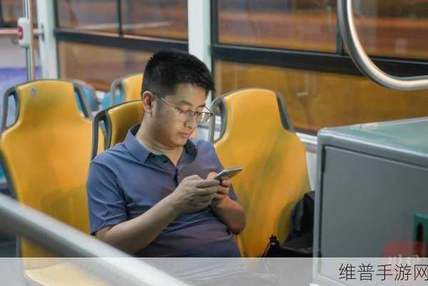 公交车被高c撞：1. 公交车遭高空坠物撞击，乘客安危引关注
