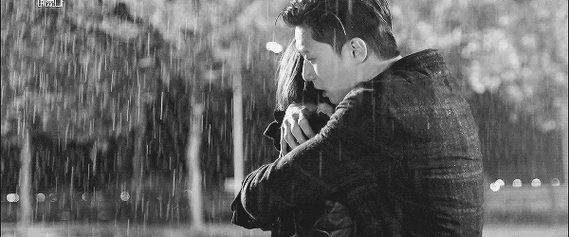 从后面抱着你站在窗前看雨的图片：1. 雨幕中静谧的温暖拥抱