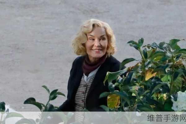 兰姨捂住嘴巴怕发出声音将有重大更新：1. 兰姨捂嘴静思，重大更新即将揭晓