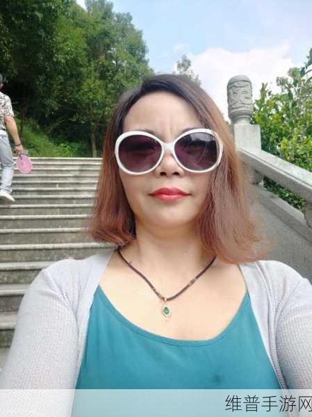 兰姨紧闭了嘴唇不敢发：1. 兰姨紧闭嘴唇，心中秘密难以言说