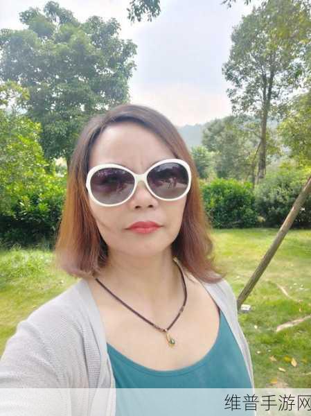 兰姨紧闭了嘴唇不敢发：1. 兰姨紧闭嘴唇，心中秘密难以言说