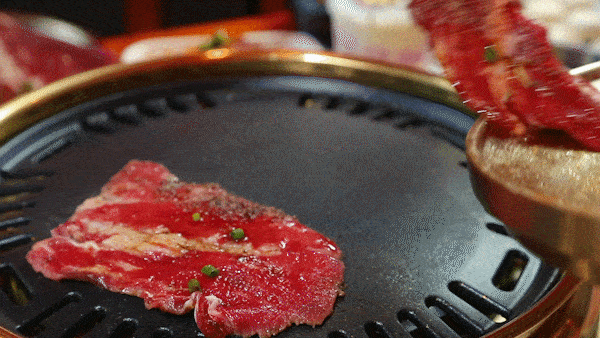一边做饭一边躁狂高H动态图：1. 《厨房里的狂野之夜：美味与热情共舞