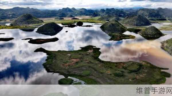 两峰夹小溪地湿：两峰之间：小溪流淌的湿地奇观