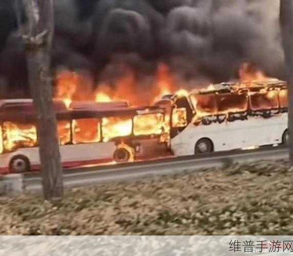 公交车一晃一晃撞进了水消防：```【专题】