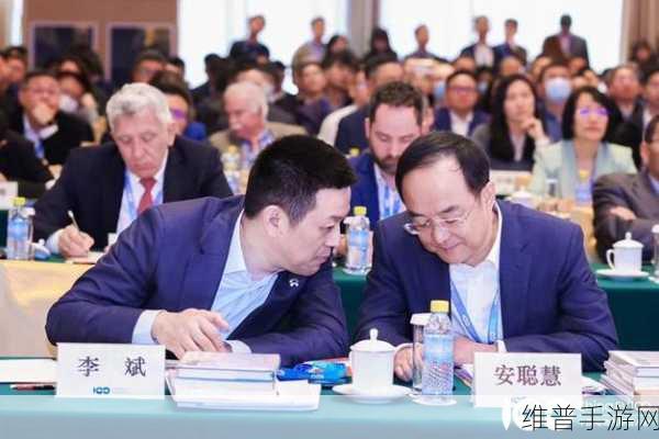 极越设计师与蔚来李斌合照引热议，手游界设计师跳槽新风向？