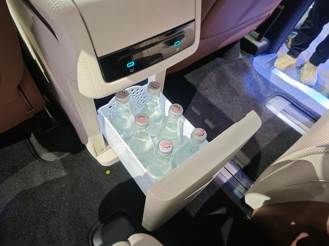 比亚迪夏内饰揭秘，豪华温馨空间，智能科技加持，手游玩家新选择预计明年初震撼登场