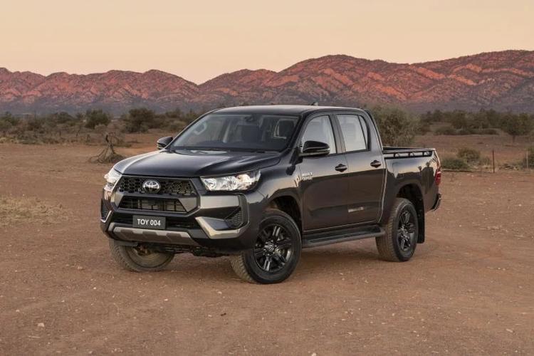 2025款丰田Hilux单排皮卡震撼上市，20万定价，手游玩家的跨界之选？